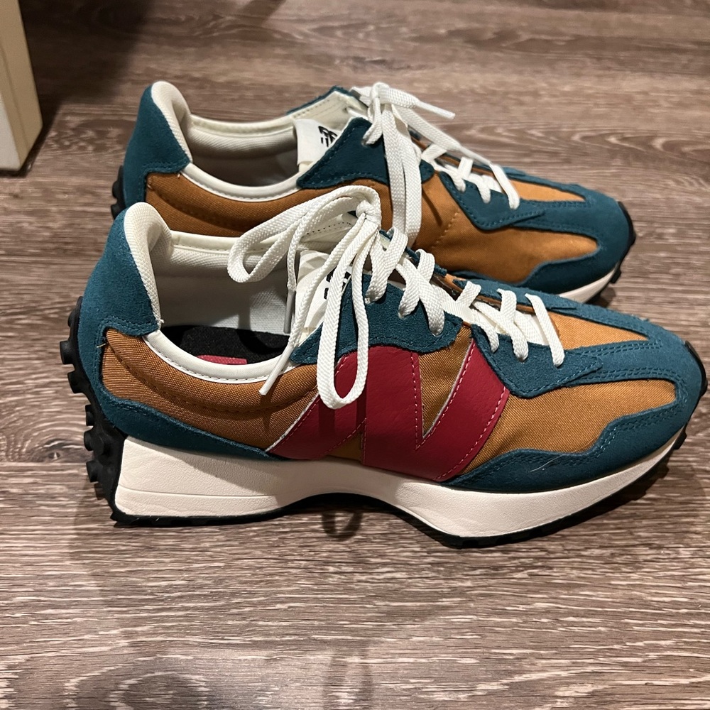 BRAND NEW size 9 New Balance 327